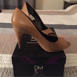 NEW nude Donald J Pliner Vanna peep toe pumps 9.5